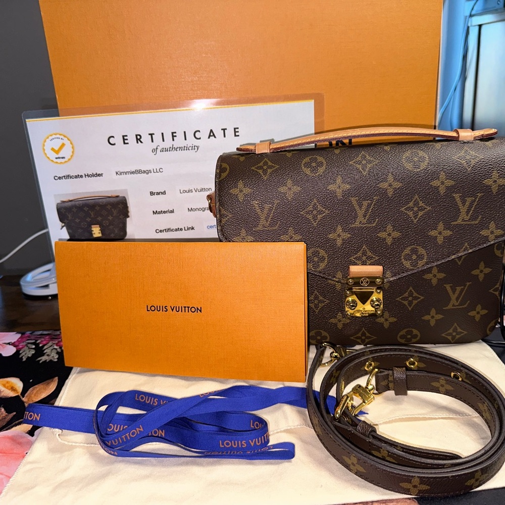 AUTHENTIC Louis Vuitton Pochette Metis. Comes with box,dust bag,ribbon,COA